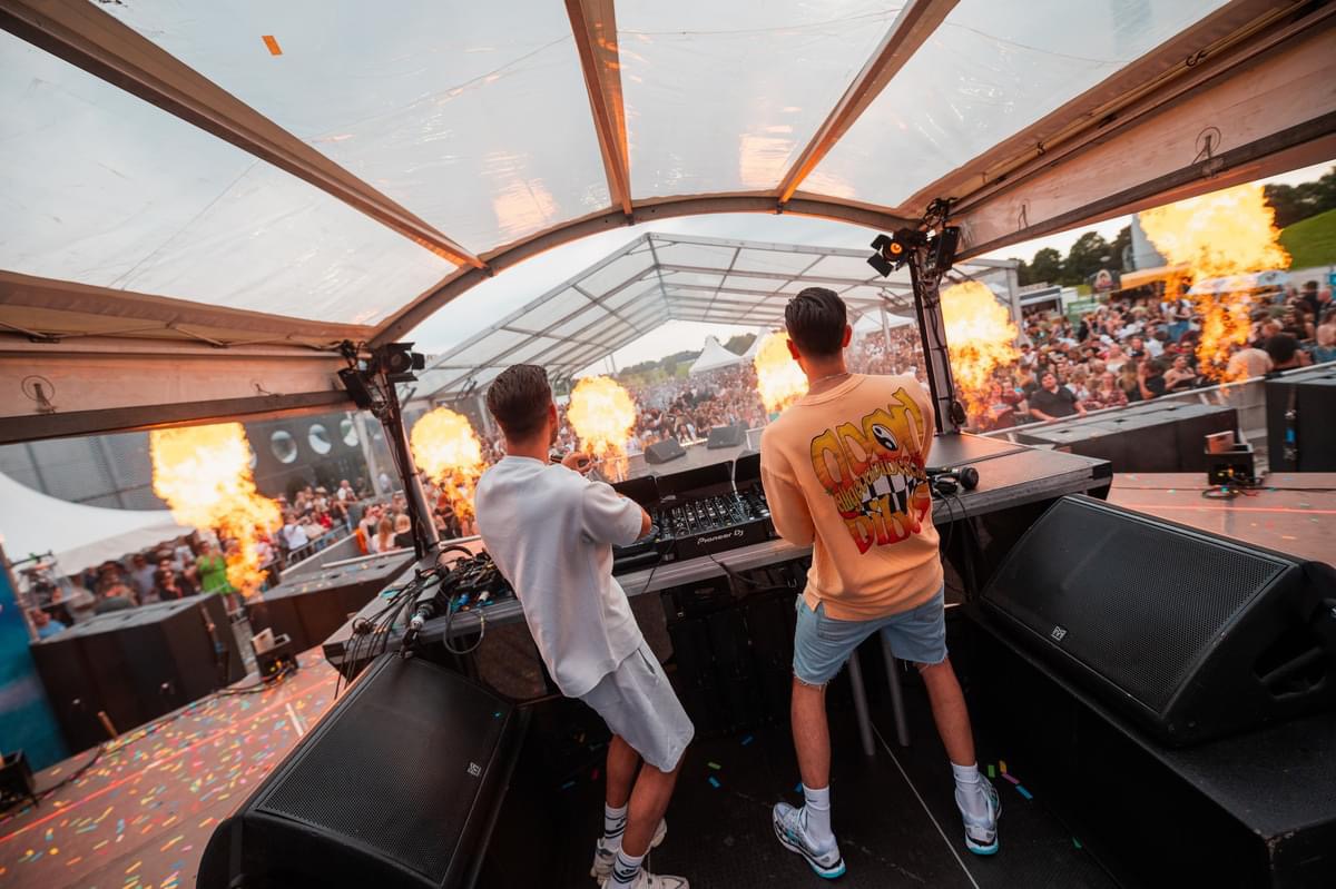 Dj's achter de knoppen op Luna Beach Festival